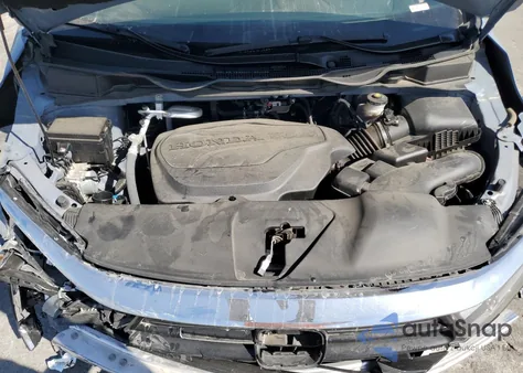 2024 Honda Odyssey Touring z USA, uszkodzony, nr VIN 5FNRL6H83RB042964